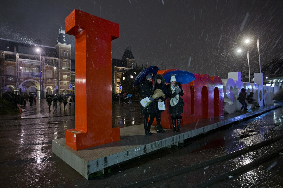 Znameniti napis I Amsterdam pred stavbo Rijskmuseum v Amsterdamu. Foto: AP Znameniti napis I Amsterdam pred stavbo Rijskmuseum v Amsterdamu. Foto: AP