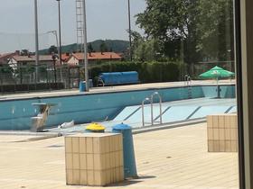 Počitnice so pred vrati, novogoriški mestni bazen pa še vedno pušča
