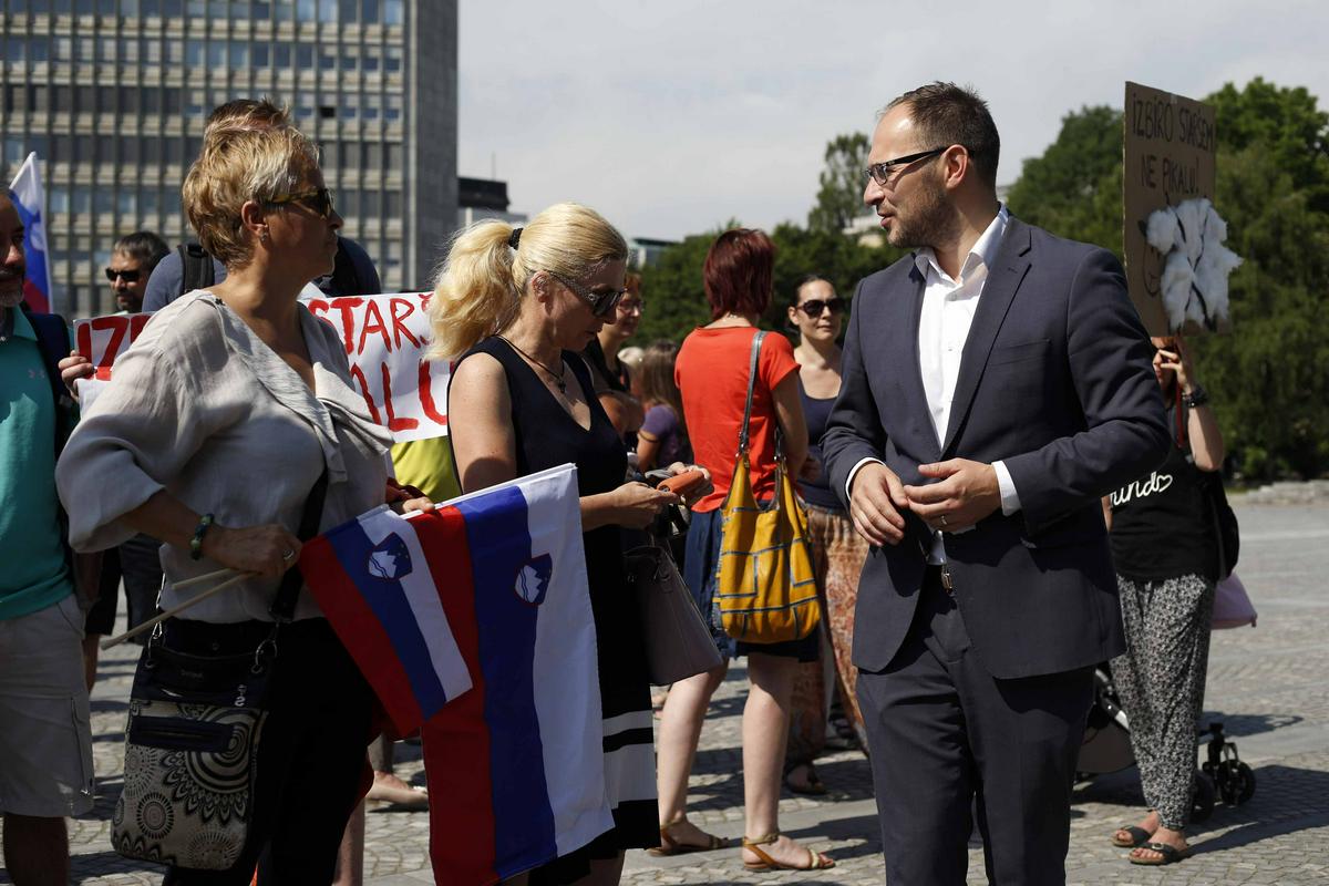 Jernej Vrtovec s protestniki pred DZ-jem. Foto: BoBo Jernej Vrtovec s protestniki pred DZ-jem. Foto: BoBo