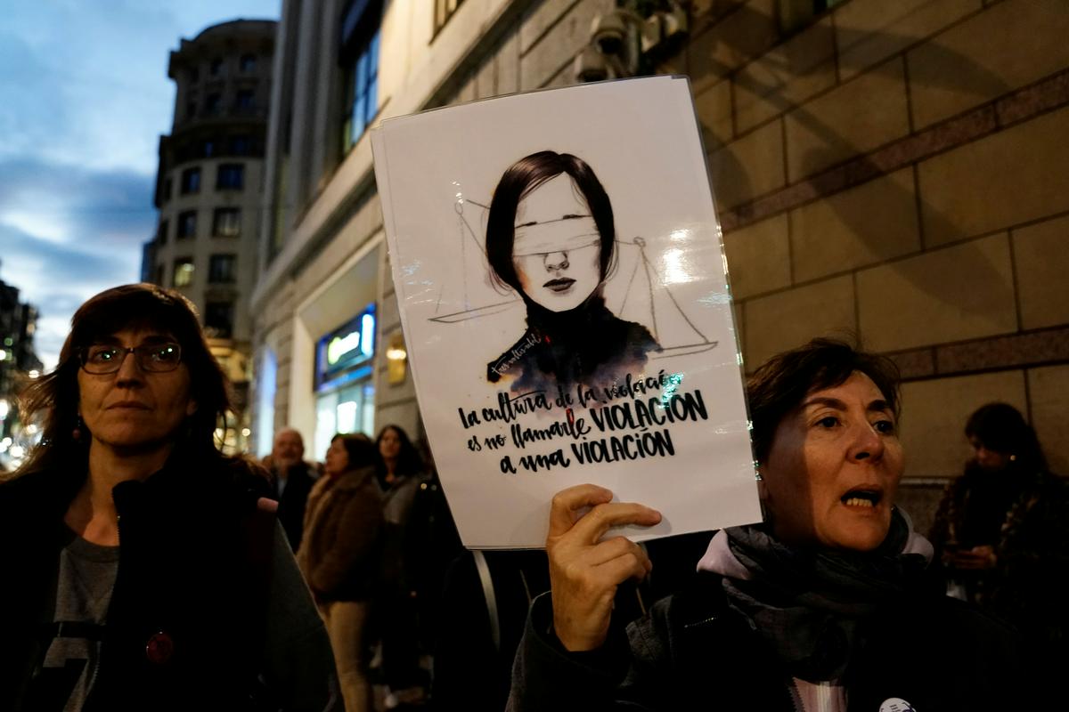 Proti razsodbi sodišča so že lani protestirale ženske po več španskih mestih. Foto: Reuters Proti razsodbi sodišča so že lani protestirale ženske po več španskih mestih. Foto: Reuters