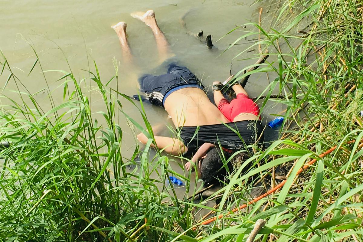 Trupli Óscarja Alberta Martíneza Ramíreza in njegove 23-mesečne hčerke Valerie, ki sta poskušala obupano priti v ZDA. Foto: AP Trupli Óscarja Alberta Martíneza Ramíreza in njegove 23-mesečne hčerke Valerie, ki sta poskušala obupano priti v ZDA. Foto: AP