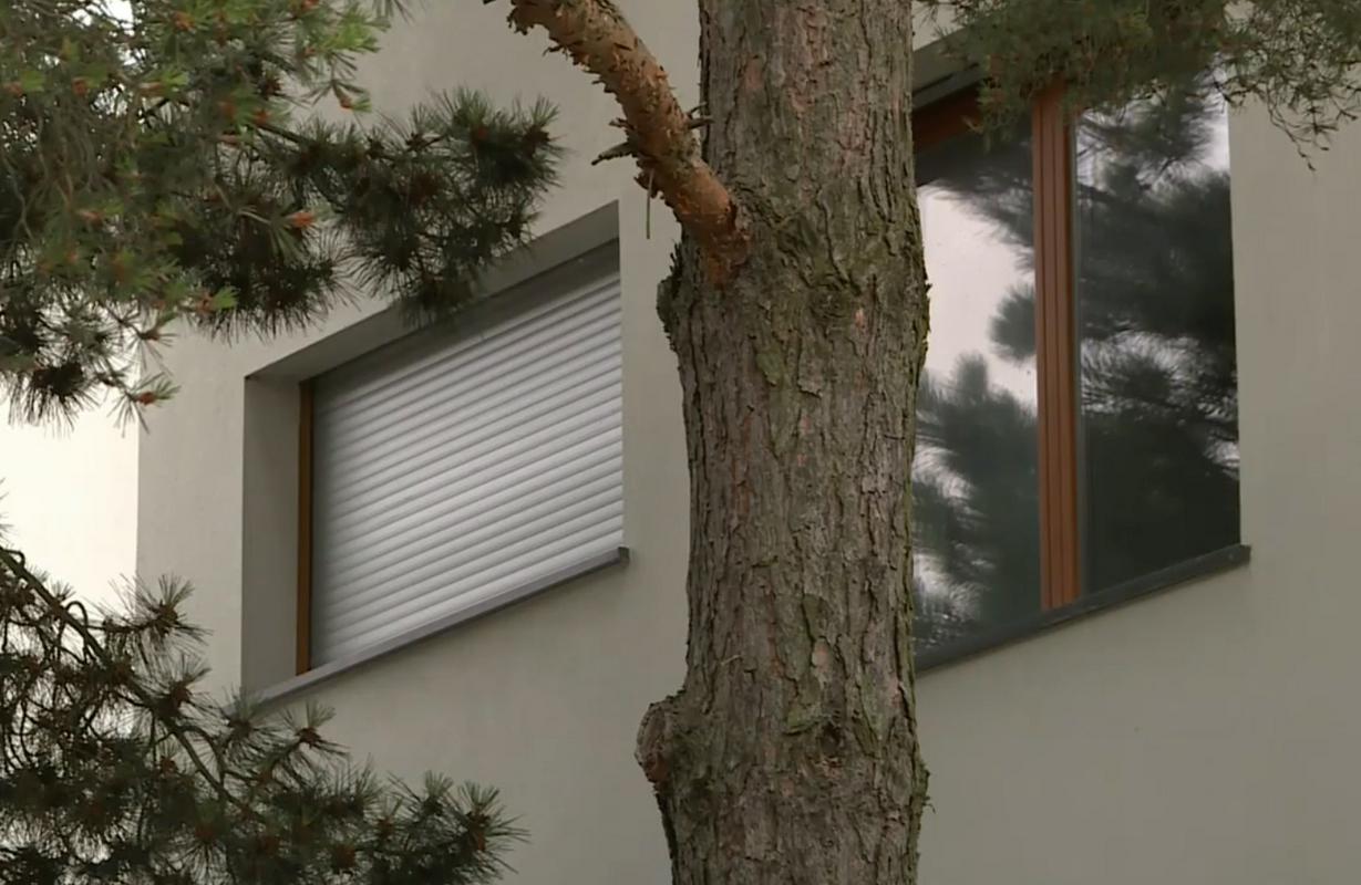 Sodnico je neznani storilec napadel in hudo poškodoval v neposredni bližini njenega doma. Foto: Televizija Slovenija Sodnico je neznani storilec napadel in hudo poškodoval v neposredni bližini njenega doma. Foto: Televizija Slovenija