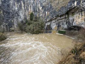 Ogromen podzemni kanjon se konča z razmeroma majhnim sifonom, ki ob večjih nalivih ne zmore prevajati velikanske količine vode in povzroči visoke poplave. Foto: Borut Lozej in arhiv Parka Škocjanske jame
