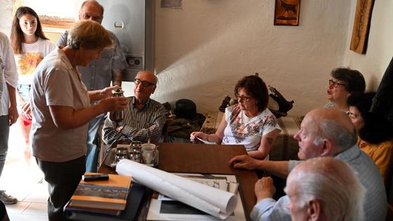 »Ko je prišla Italija, sem šla k vodnjaku po vodo. Naenkrat se mimo mene pelje cel kup motoristov, ki vpijejo Italija, Italija. Nikamor se nisem mogla premakniti. Pri nas doma je bil ravno en Američan, ki se je ob tem vpitju začel tresti. Vidite, kako so Amerikanci videli Italijo!,« se spominja Lija. Foto: MMC RTV SLO/Blaž Šircelj
