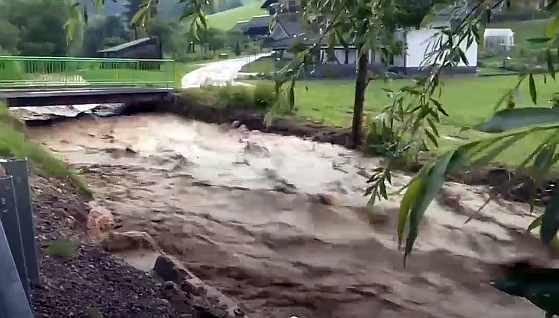 Neurja so ovirala tudi promet. Foto: Televizija Slovenija Neurja so ovirala tudi promet. Foto: Televizija Slovenija
