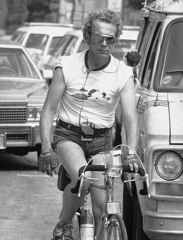 Kolesar z walkmanom za pasom na ulici v Chicagu avgusta 1981. Foto: AP Kolesar z walkmanom za pasom na ulici v Chicagu avgusta 1981. Foto: AP