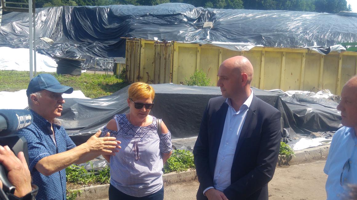 Lastnik kompostarne Ceršak Karli Udovičič, predstavnica civilne iniciative Marija Janžek in okoljski minister Simon Zajc Foto: Radio Maribor/Vesna Martinec