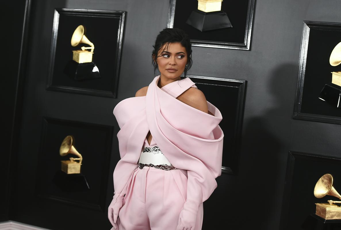 21-letna Kylie Jenner je svoje podjetje odprla pred štirimi leti, začetni kapital (250.000 dolarjev) pa, tako Forbes, zaslužila z manekenstvom. Foto: AP 21-letna Kylie Jenner je svoje podjetje odprla pred štirimi leti, začetni kapital (250.000 dolarjev) pa, tako Forbes, zaslužila z manekenstvom. Foto: AP