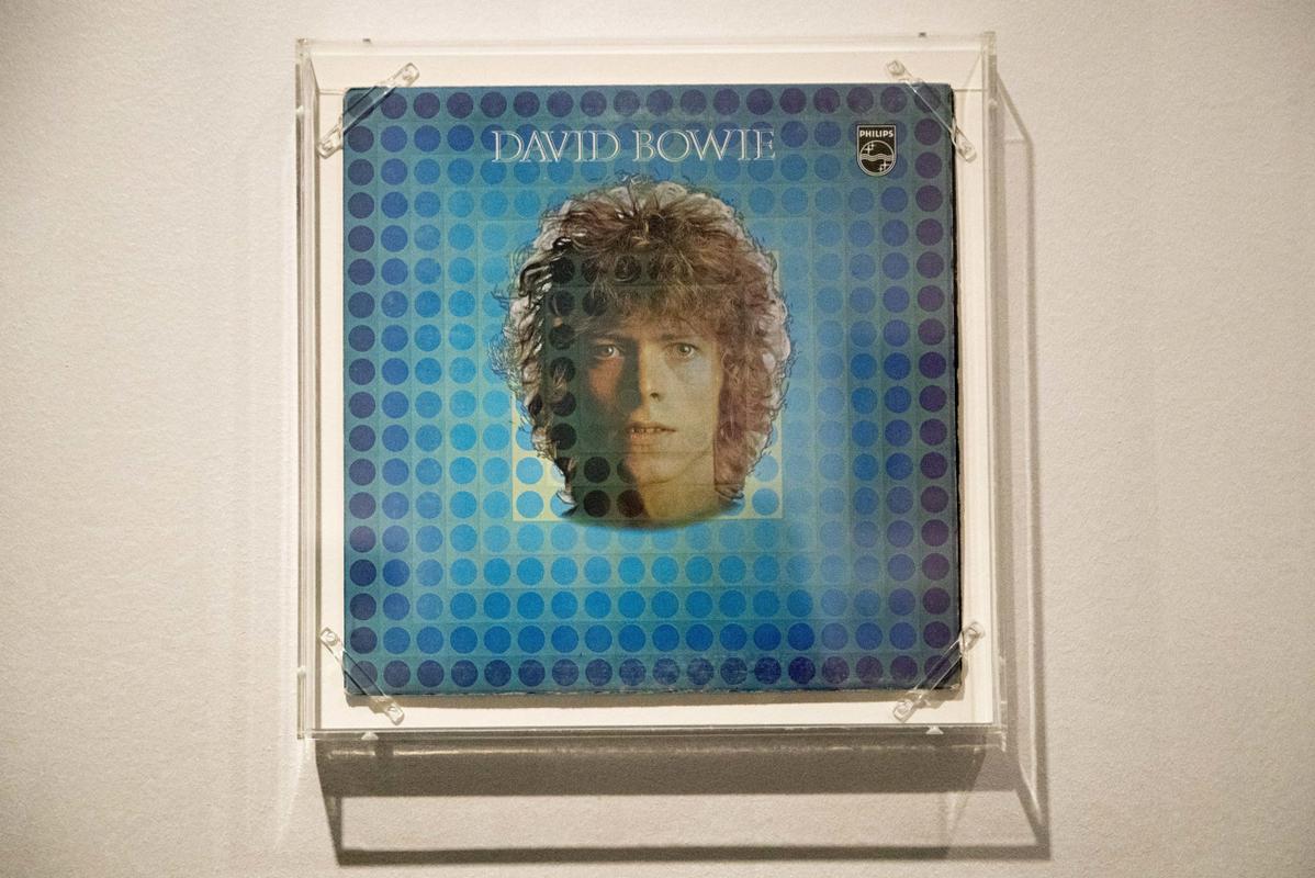 Naslovna pesem albuma Space Oddity, ki na ogled v newyorškem muzeju Brooklyn, je izšla 11. julija 1969. Foto: AP Naslovna pesem albuma Space Oddity, ki na ogled v newyorškem muzeju Brooklyn, je izšla 11. julija 1969. Foto: AP