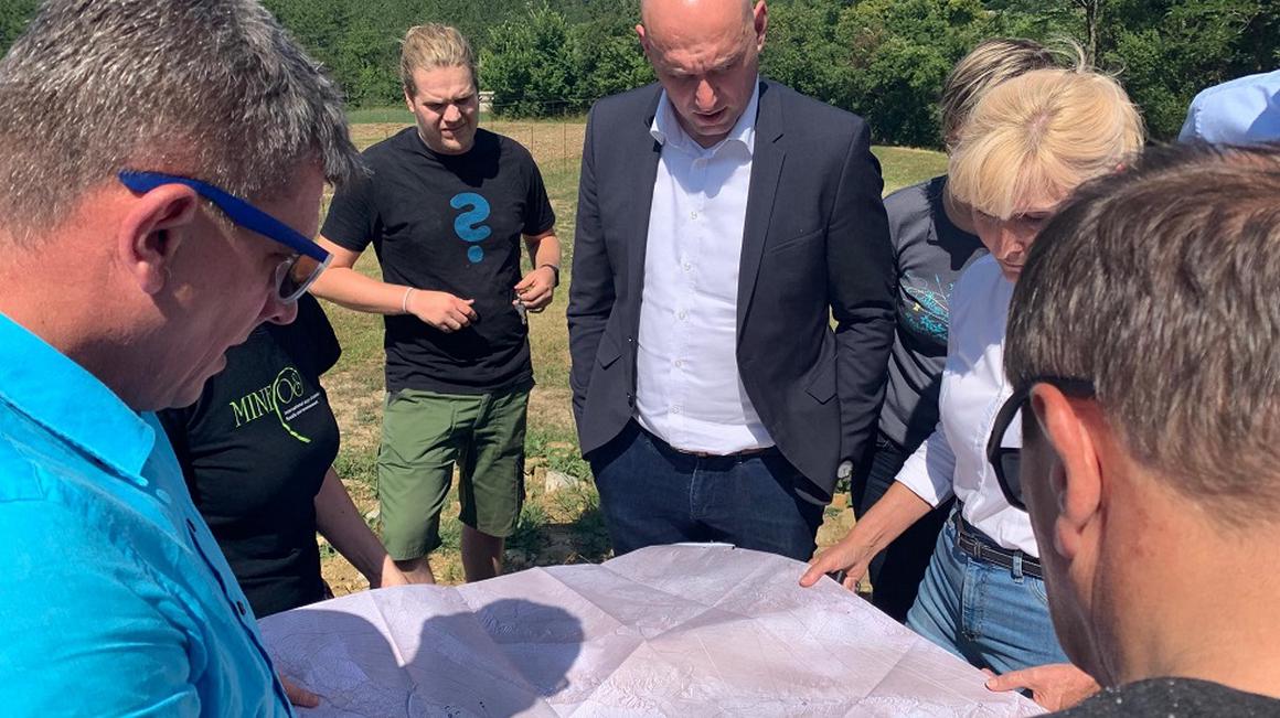 Tako so pristojni lani poleti z zaskrbljenostjo gledali na zemljevid območja Dol pri Hrastvoljah.