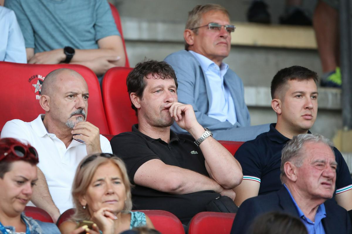 Italijan Gabriele Nardin (levo zgoraj), ki si je v nedeljo v živo ogledal tekmo Bravo - Olimpija, je v pogovoru za Ekipo SN dejal, da sta z Milanom Mandarićem Milan Mandarić je Gabriela Nardina, kot piše Delo, označil za prevaranta. Foto: www.alesfevzer.com