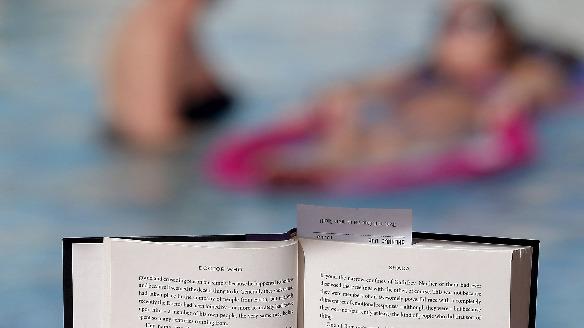 AP|Knjižnica ne ponuja samo čtiva v slovenščini, ampak tudi nekaj najpogosteje slišanih tujih jezikov na slovenskih plažah.