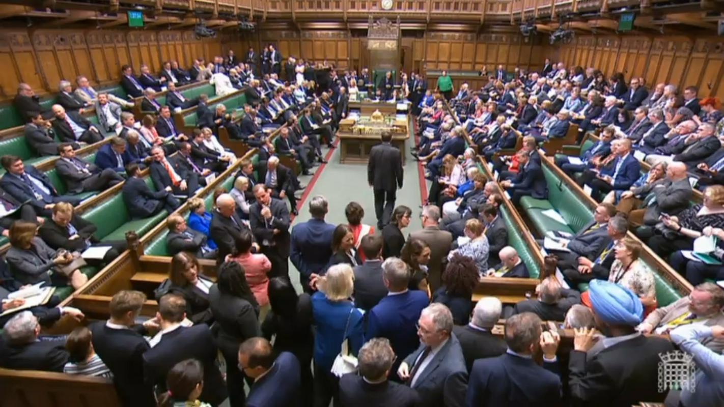 Britanski parlament je s 330 glasovi za in 231 proti še v tretjem branju potrdil predlog zakona o izstopnem sporazumu z EU-jem. Foto: EPA Britanski parlament je s 330 glasovi za in 231 proti še v tretjem branju potrdil predlog zakona o izstopnem sporazumu z EU-jem. Foto: EPA