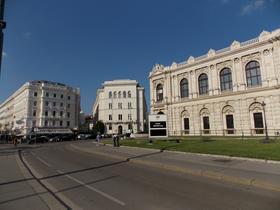 Stavba avstrijske kreditne ustanove Bodencredit (v sredini). Desno gledališče Burgtheater. Foto: Rok Omahen