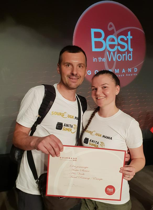 Anita Šumer z možem z odličjem iz Macaa. Foto: Osebni arhiv Anita Šumer z možem z odličjem iz Macaa. Foto: Osebni arhiv