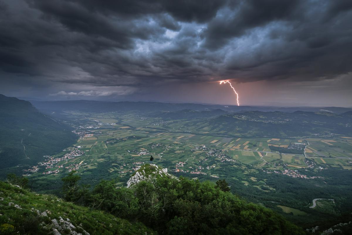Pregreto ozračje ob prihodu hladne fronte skuha hujša neurja. Foto: BoBo/Alen Milavec Pregreto ozračje ob prihodu hladne fronte skuha hujša neurja. Foto: BoBo/Alen Milavec