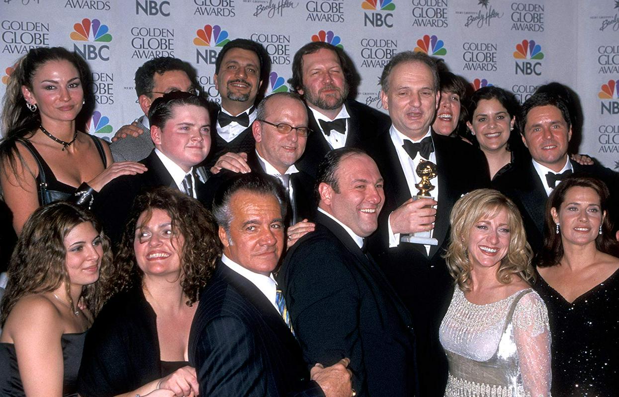 Serija Sopranovi s šestimi sezonami je med drugim dobila kar 21 nagrad emmy. Na posnetku je ekipa na podelitvi zlatih globusov. Foto: IMDb Serija Sopranovi s šestimi sezonami je med drugim dobila kar 21 nagrad emmy. Na posnetku je ekipa na podelitvi zlatih globusov. Foto: IMDb