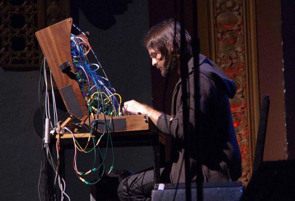 Alessandro Cortini med nastopom v živo. Foto: Discogs Alessandro Cortini med nastopom v živo. Foto: Discogs