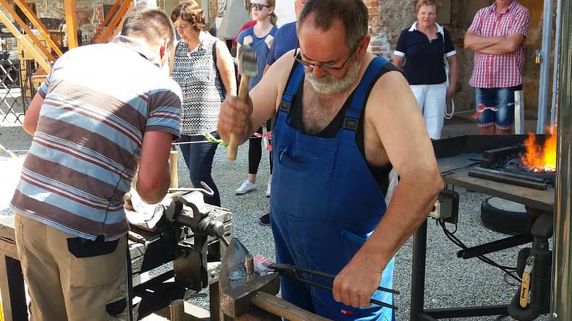 Alojz Vrbnjak, predsednik Cehovskega društva kovačev Slovenije na 3. stanovskem srečanju. Dvorec Rakičan, 3. junij 2018. Foto: Radio Maribor/Stane Kocutar