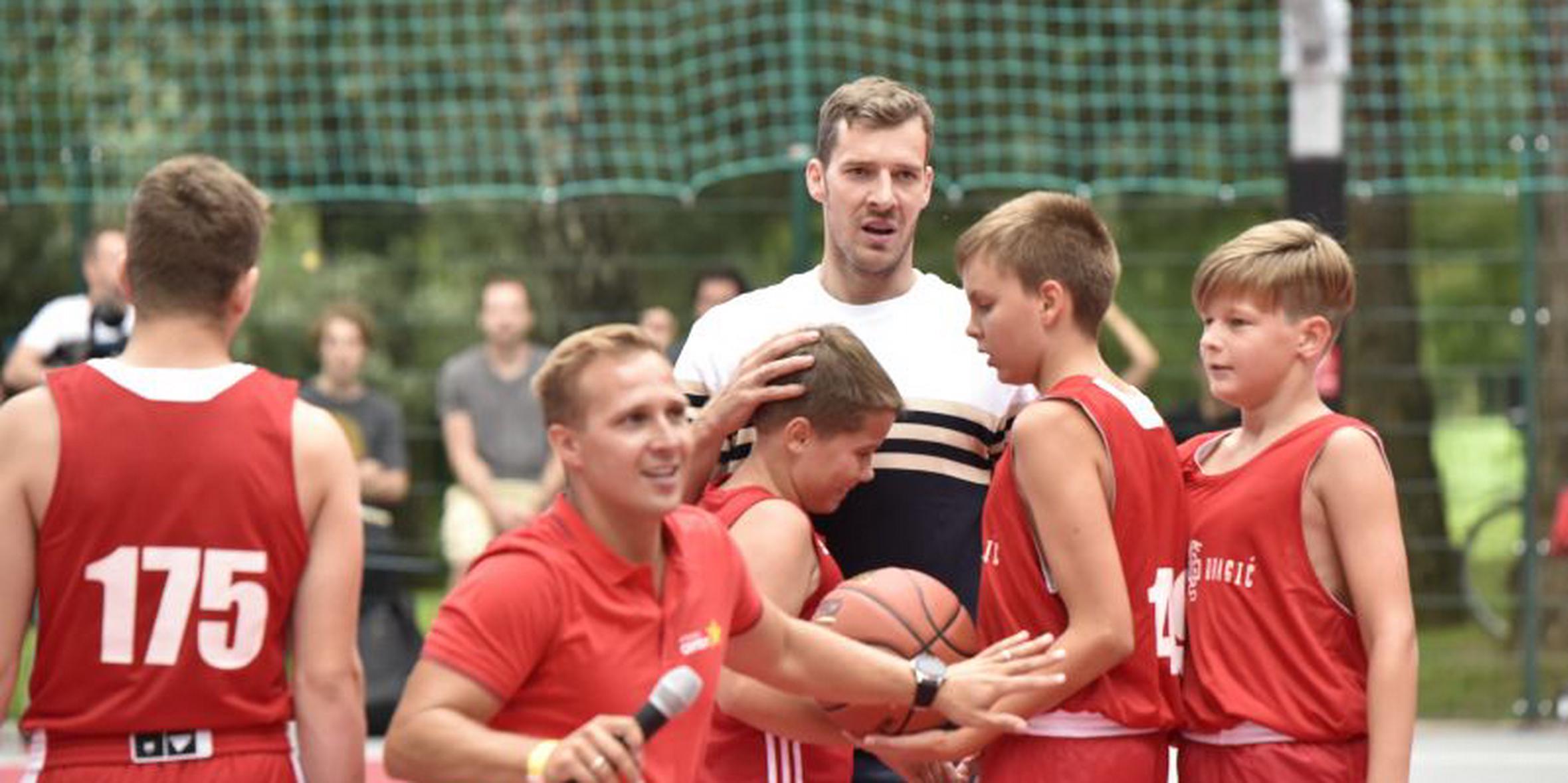 Goran Dragić na že obnovljenem košarkarskem igrišču v Ljubljani. Foto: BoBo/Žiga Živulović ml.