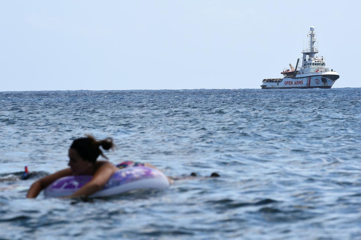 Ladja je trenutno pred Lampeduso. Foto: Reuters Ladja je trenutno pred Lampeduso. Foto: Reuters