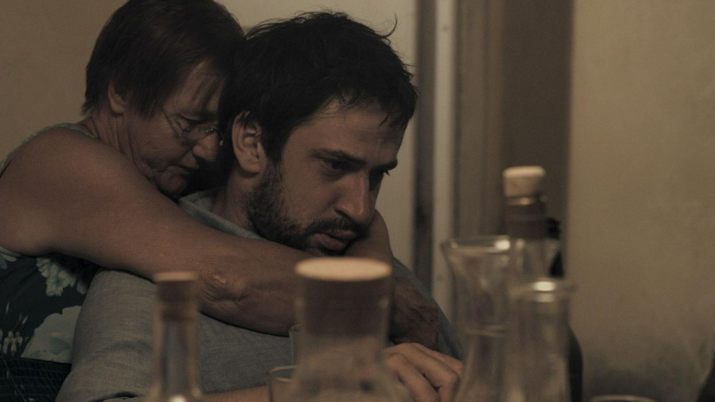 21-minutni hrvaški igrani film Komaj se spominjam tistega dne je režiral in zanj napisal veliki igralec Leon Lučev. V glavni vlogi boste spoznali Gorana Bogdana. Foto: FeKK 21-minutni hrvaški igrani film Komaj se spominjam tistega dne je režiral in zanj napisal veliki igralec Leon Lučev. V glavni vlogi boste spoznali Gorana Bogdana. Foto: FeKK