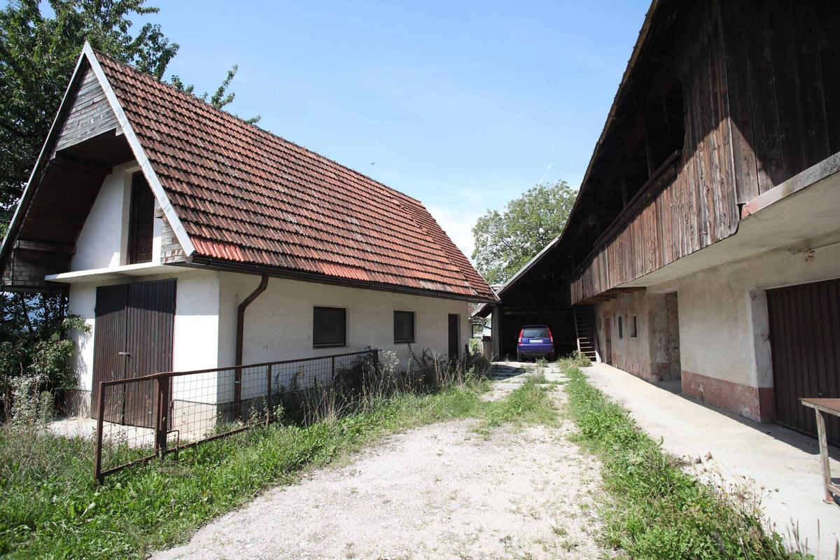 Nepremičnini v okolici Prešernove rojstne hiše (na fotografiji) sta zdaj last ministrstva za kulturo. Foto: BoBo Nepremičnini v okolici Prešernove rojstne hiše (na fotografiji) sta zdaj last ministrstva za kulturo. Foto: BoBo
