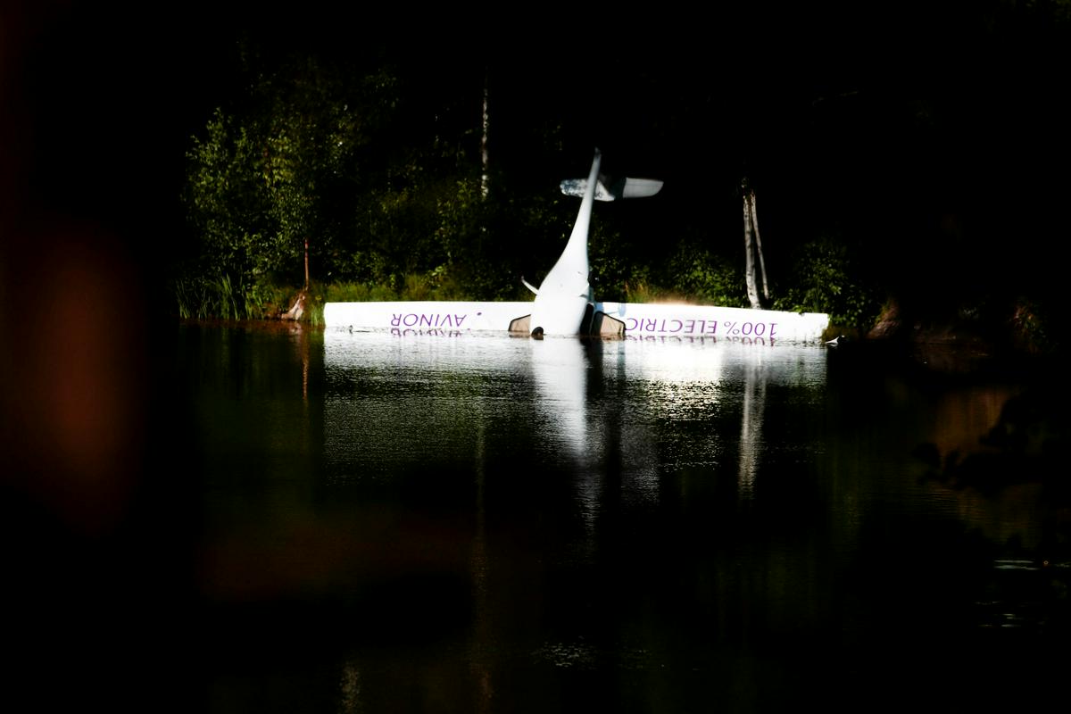 V nesreči jo je k sreči najhuje odneslo dvosedežno letalo. Foto: Reuters V nesreči jo je k sreči najhuje odneslo dvosedežno letalo. Foto: Reuters