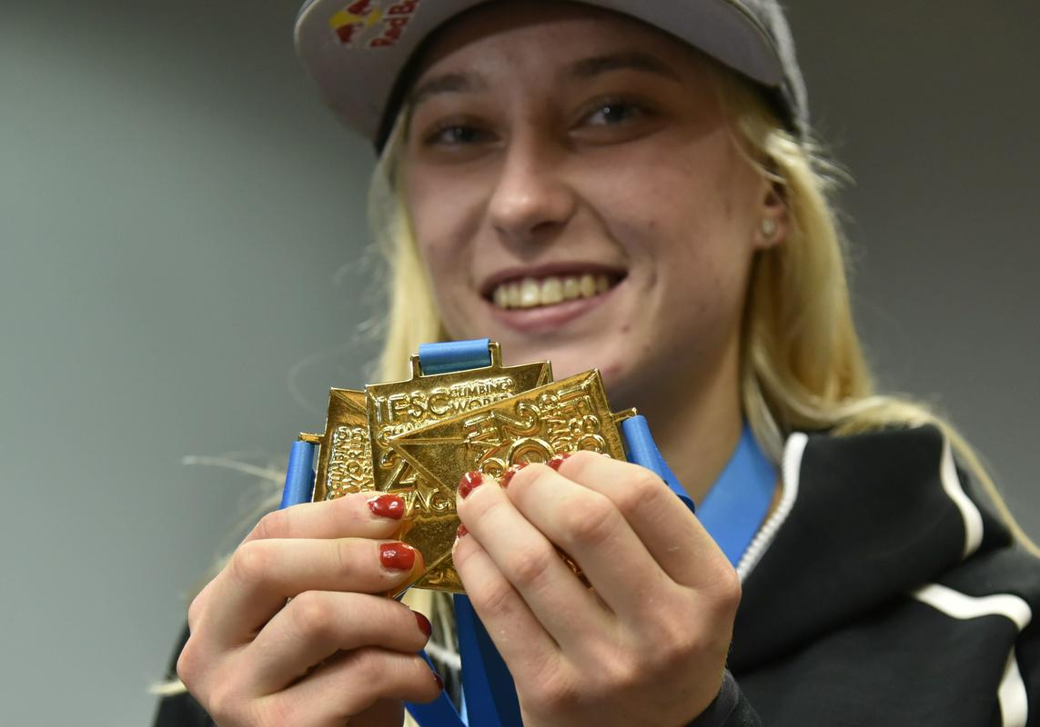Sprejem med domačini ji zelo veliko pomeni, je zbranim povedala šampionka, ki se je po besedah slovenjgraškega župana Tilna Kluglerja v zgodovino Slovenj Gradca zapisala z zlatimi črkami. Foto: BoBo Sprejem med domačini ji zelo veliko pomeni, je zbranim povedala šampionka, ki se je po besedah slovenjgraškega župana Tilna Kluglerja v zgodovino Slovenj Gradca zapisala z zlatimi črkami. Foto: BoBo