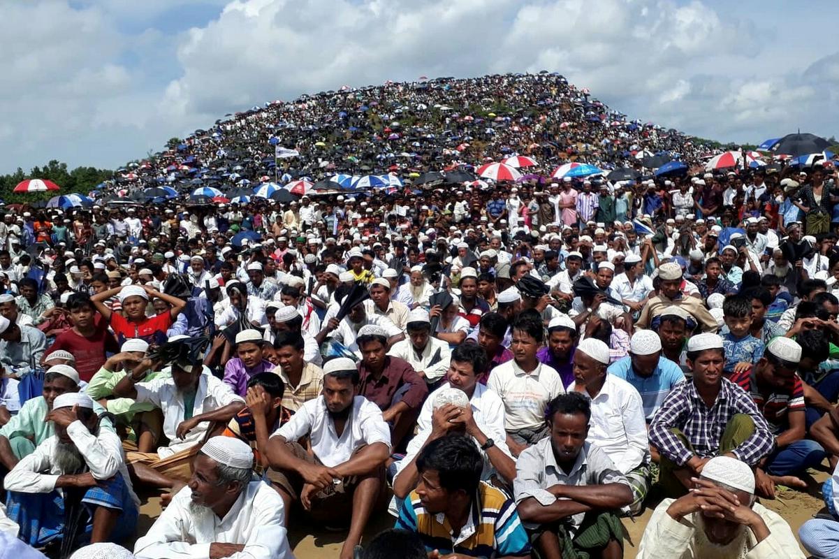Rohingi so se spomnili brutalnega posredovanja mjanmarske vojske. Foto: Reuters Rohingi so se spomnili brutalnega posredovanja mjanmarske vojske. Foto: Reuters