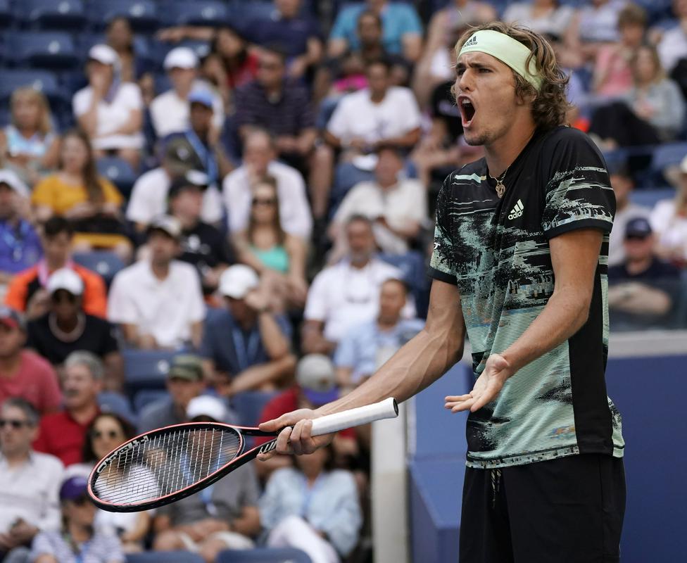 Alexander Zverev je bil zelo jezen ob koncu prvega niza, ko je zapravil vodstvo s 5:2. Foto: EPA Alexander Zverev je bil zelo jezen ob koncu prvega niza, ko je zapravil vodstvo s 5:2. Foto: EPA