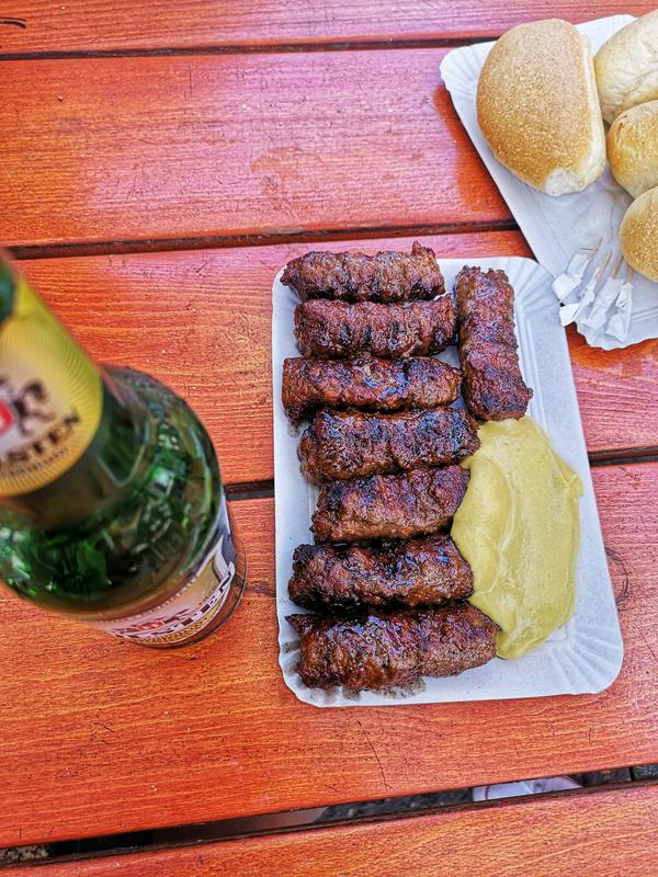 Najbolj priljubljeni kiosk na tržnici je tisti, ki prodaja mici (mititei) - nekakšne romunske čevapčiče, ki so izjemni. Izjemno dolge so tudi vrste. Foto: MMC RTV SLO/Kaja Sajovic Najbolj priljubljeni kiosk na tržnici je tisti, ki prodaja mici (mititei) - nekakšne romunske čevapčiče, ki so izjemni. Izjemno dolge so tudi vrste. Foto: MMC RTV SLO/Kaja Sajovic
