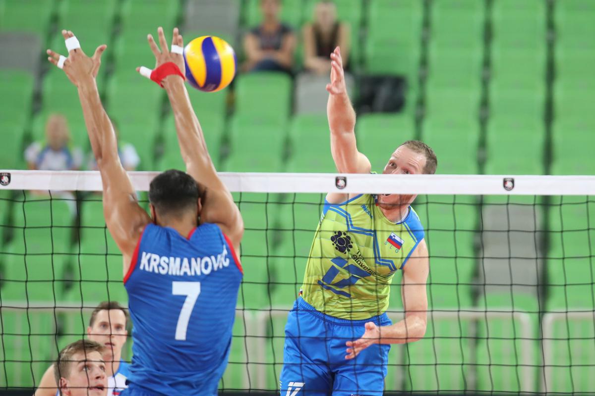 Po treh nizih je bilo videti, da se Slovenci približujejo prestižni zmagi, toda nato so popustili in v dvoboju zelo motiviranih ekip dovolili veselje velikim tekmecem. Foto: www.alesfevzer.com Po treh nizih je bilo videti, da se Slovenci približujejo prestižni zmagi, toda nato so popustili in v dvoboju zelo motiviranih ekip dovolili veselje velikim tekmecem. Foto: www.alesfevzer.com