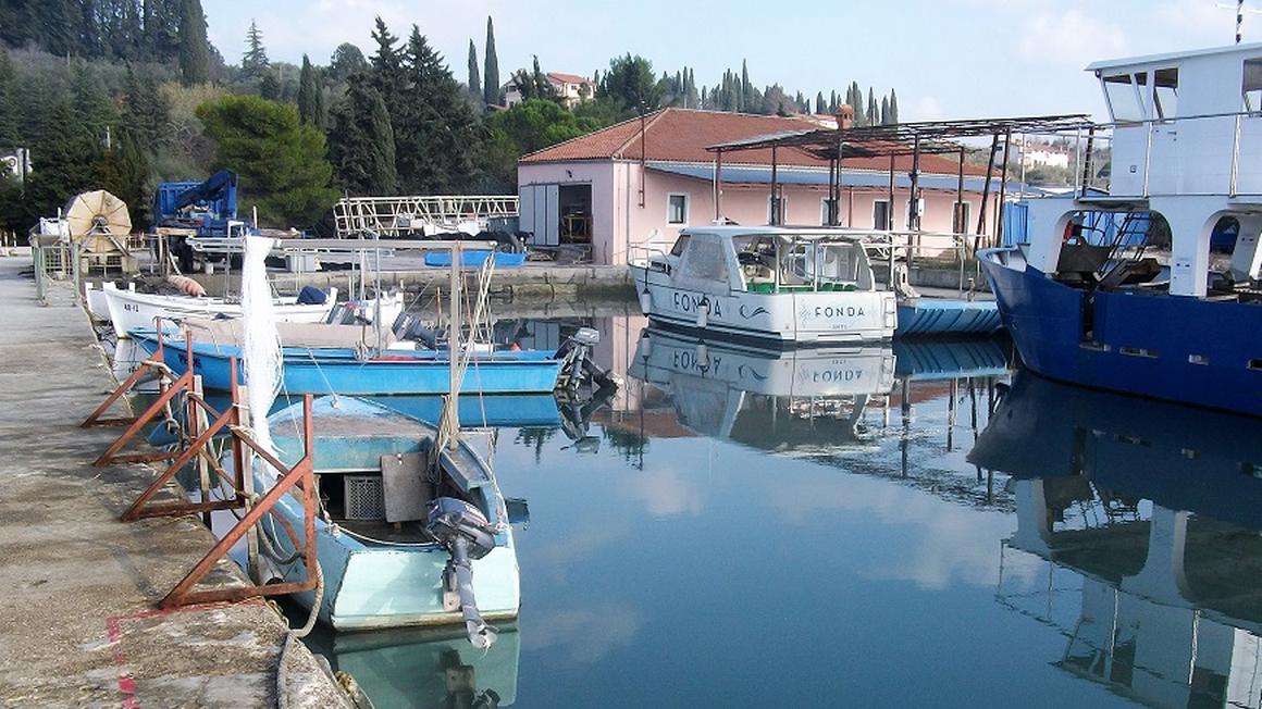 Obstoječih pomolov ni mogoče nadgraditi za dva metra in obenem za dva metra poglobiti morsko dno, kar predvideva projekt. Foto: Radio Koper