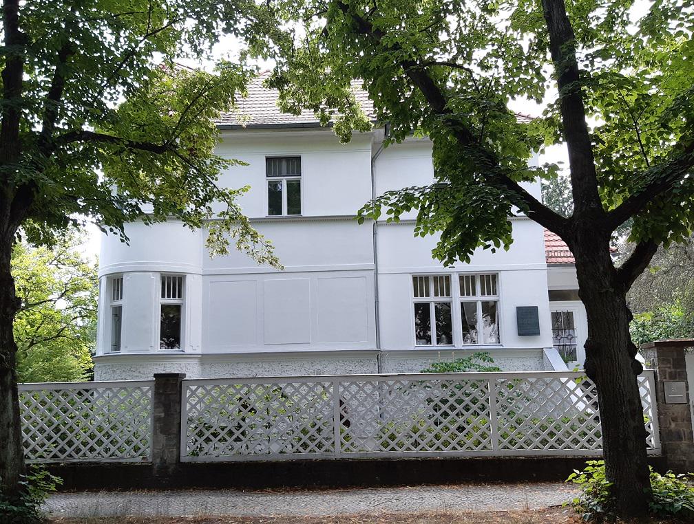 Več visokih funkcionarjev NDR-a je vile imelo tudi okoli krožne ceste Ring Majakovskega v berlinskem predelu Pankow. Zaman pa boste iskali vilo zakoncev Ulbricht, saj so jo leta 1975, torej že v času vlade Ericha Honeckerja in obenem dve leti po Ulbrichtovi smrti, razstrelili, da bi za njim zabrisali vsako sled. Foto: Polona Balantič Več visokih funkcionarjev NDR-a je vile imelo tudi okoli krožne ceste Ring Majakovskega v berlinskem predelu Pankow. Zaman pa boste iskali vilo zakoncev Ulbricht, saj so jo leta 1975, torej že v času vlade Ericha Honeckerja in obenem dve leti po Ulbrichtovi smrti, razstrelili, da bi za njim zabrisali vsako sled. Foto: Polona Balantič