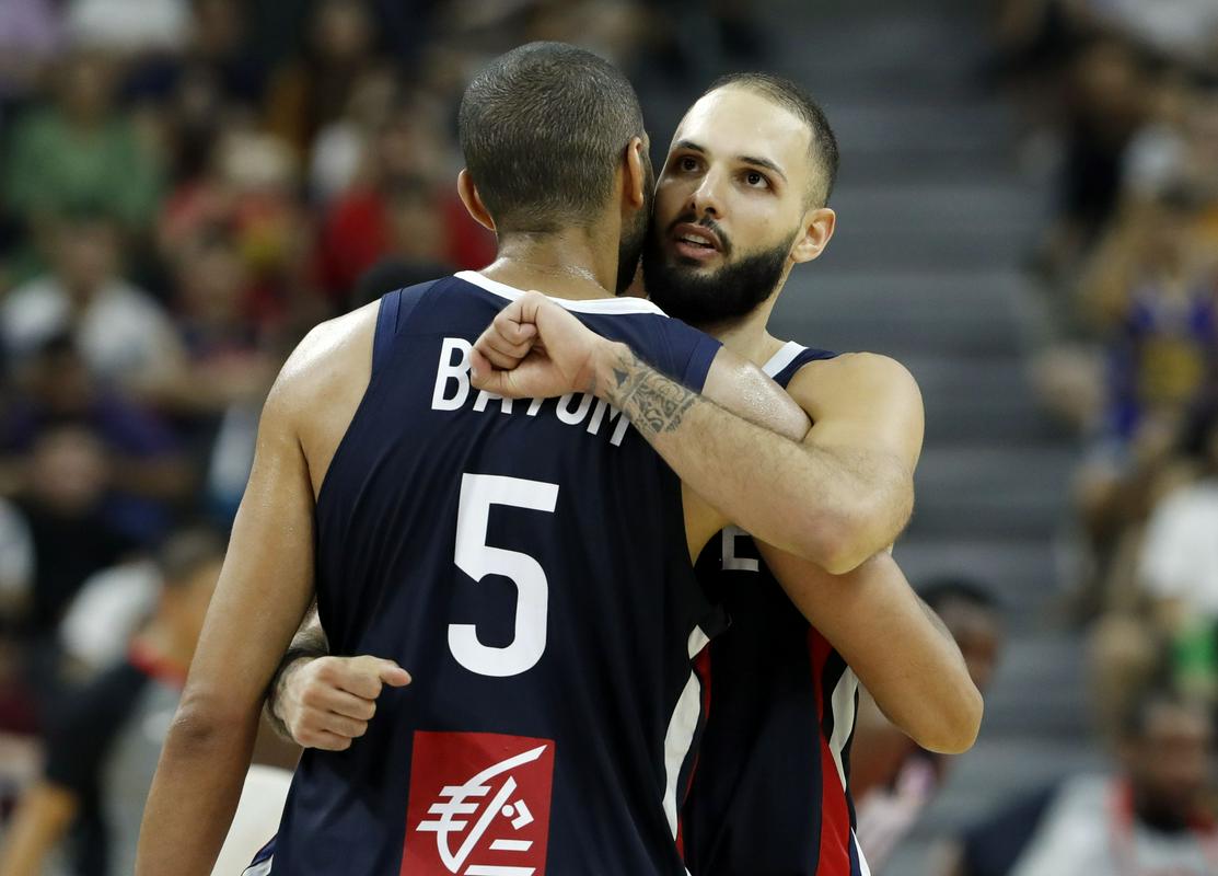 Evan Fournier in Nicolas Batum proslavljata veliko zmago nad Američani. Fournier je bil z 22 točkami prvi strelec Francije. Foto: Reuters Evan Fournier in Nicolas Batum proslavljata veliko zmago nad Američani. Fournier je bil z 22 točkami prvi strelec Francije. Foto: Reuters