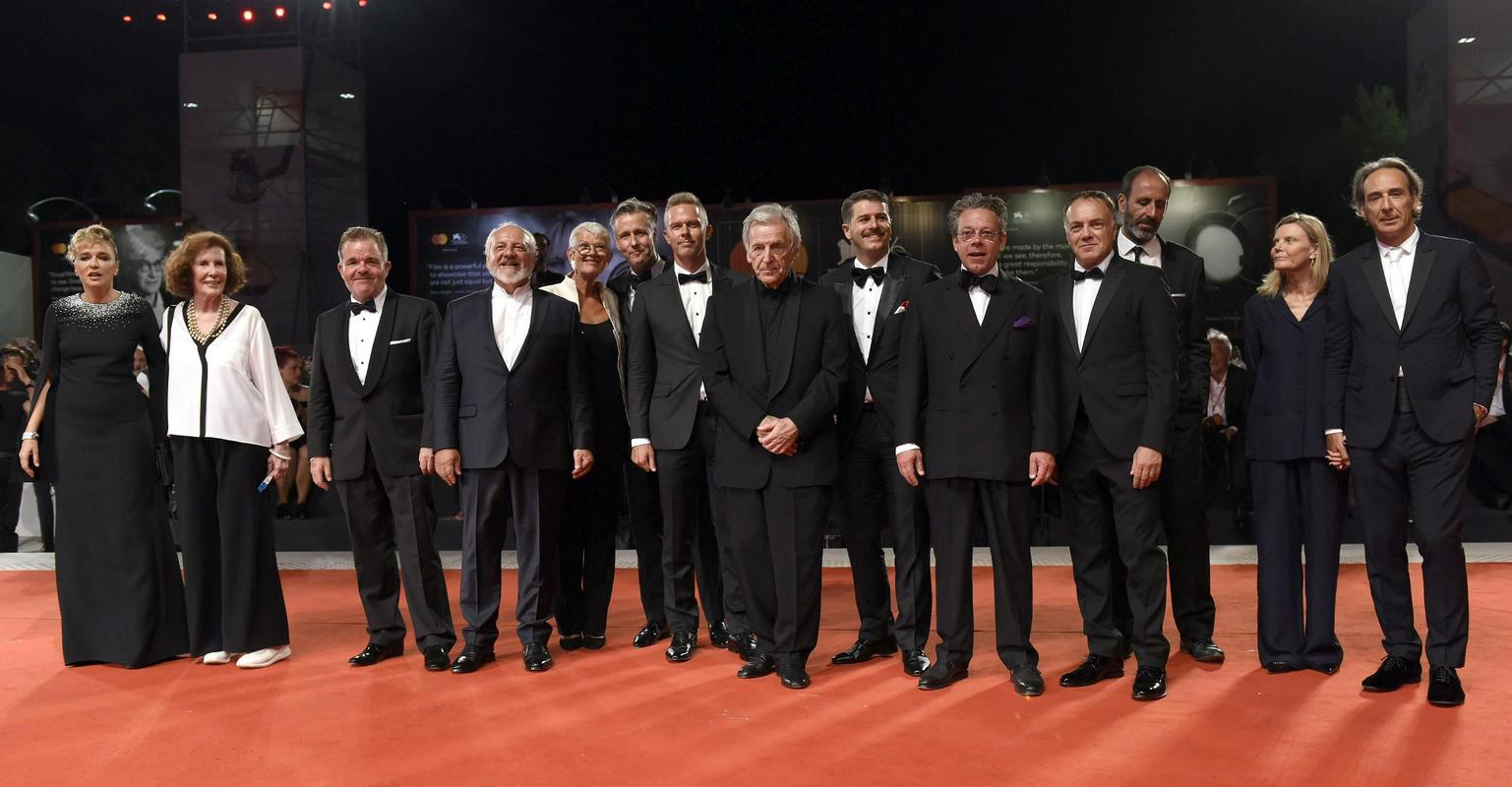 Ustvarjalci filma Odrasli v sobina premieri na Lidu. Foto: EPA Ustvarjalci filma Odrasli v sobina premieri na Lidu. Foto: EPA