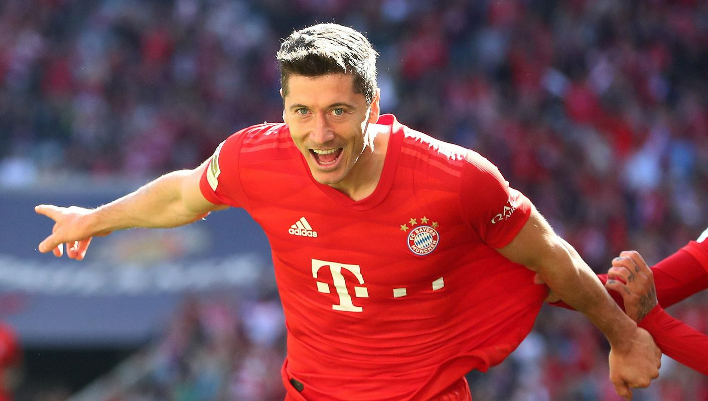 Robert Lewandowski je na petih tekmah zadel že devetkrat. Najboljši strelec Bundeslige je kavalirsko prepustil enajstmetrovko Coutinhu. Foto: Reuters Robert Lewandowski je na petih tekmah zadel že devetkrat. Najboljši strelec Bundeslige je kavalirsko prepustil enajstmetrovko Coutinhu. Foto: Reuters
