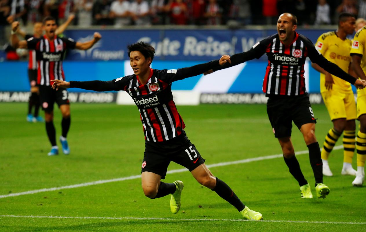 Daiči Kamada se je veselil izenačenja na 2:2. Borussia je znova oddala dve točki. Foto: Reuters Daiči Kamada se je veselil izenačenja na 2:2. Borussia je znova oddala dve točki. Foto: Reuters