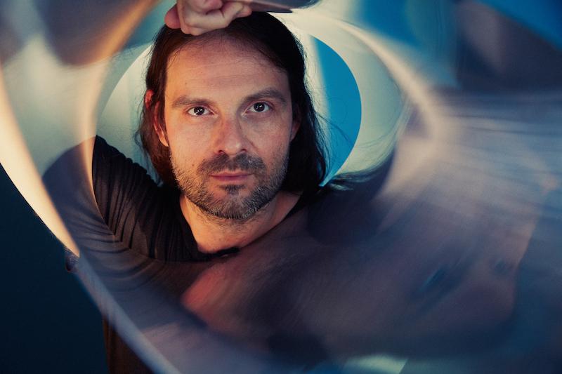 Svoje samostojne izdaje Alessandro Cortini podpisuje tudi z imeni Blindoldfreak, Skarn, Slumberman in Sonoio. Foto: Sonica/Emilie Elizabeth Svoje samostojne izdaje Alessandro Cortini podpisuje tudi z imeni Blindoldfreak, Skarn, Slumberman in Sonoio. Foto: Sonica/Emilie Elizabeth