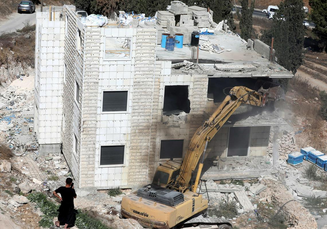 Območja s palestinskimi državljani so v Izraelu močno zapostavljena. Na tokratnih volitvah je bila udeležba med palestinskimi volivci precej višja kot aprila. Takrat je glasovalo 49 odstotkov palestinskih volivcev, zdaj pa 60. Skupna lista je povečala število osvojenih glasov s 337.000 aprila na 430.000 septembra. Povečanje se pripisuje tudi neutemeljenim Netanjahujevim obtožbam, da po aprilskih volitvah ni mogel sestaviti vlade zaradi goljufij na arabskih voliščih. Palestinske stranke opozarjajo na institucionalno diskriminacijo palestinskih državljanov Izraela in zahtevajo spremembe na več področjih, med drugim prekinitev politike rušenja palestinskih domov v Izraelu. Foto: EPA Območja s palestinskimi državljani so v Izraelu močno zapostavljena. Na tokratnih volitvah je bila udeležba med palestinskimi volivci precej višja kot aprila. Takrat je glasovalo 49 odstotkov palestinskih volivcev, zdaj pa 60. Skupna lista je povečala število osvojenih glasov s 337.000 aprila na 430.000 septembra. Povečanje se pripisuje tudi neutemeljenim Netanjahujevim obtožbam, da po aprilskih volitvah ni mogel sestaviti vlade zaradi goljufij na arabskih voliščih. Palestinske stranke opozarjajo na institucionalno diskriminacijo palestinskih državljanov Izraela in zahtevajo spremembe na več področjih, med drugim prekinitev politike rušenja palestinskih domov v Izraelu. Foto: EPA