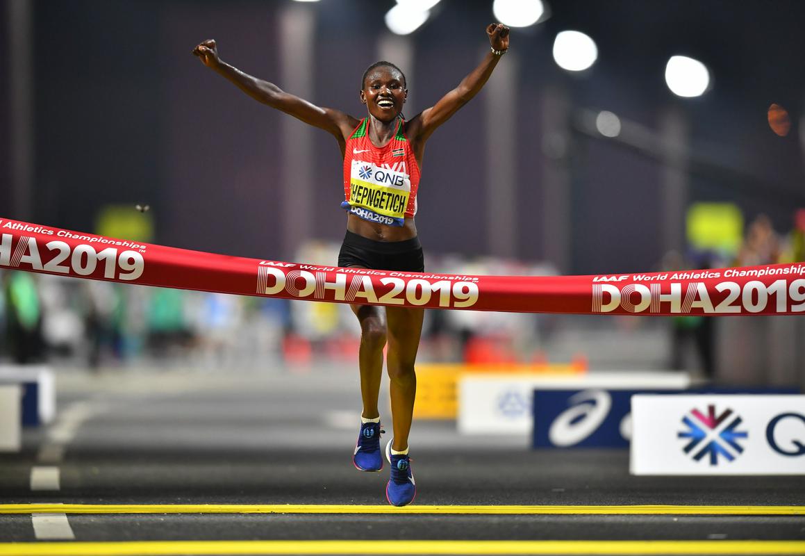 Ruth Chepngetich je imela v zadnjih kilometrih največ moči. Foto: Reuters Ruth Chepngetich je imela v zadnjih kilometrih največ moči. Foto: Reuters