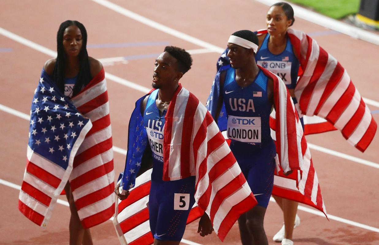 Wilbert London, Allyson Felix, Courtney Okolo in Michael Cherry so postali prvi svetovni prvaki v mešani štafeti 4 x 400 m, ki bo drugo leto tudi na sporedu olimpijskih iger v Tokiu. Foto: Reuters Wilbert London, Allyson Felix, Courtney Okolo in Michael Cherry so postali prvi svetovni prvaki v mešani štafeti 4 x 400 m, ki bo drugo leto tudi na sporedu olimpijskih iger v Tokiu. Foto: Reuters