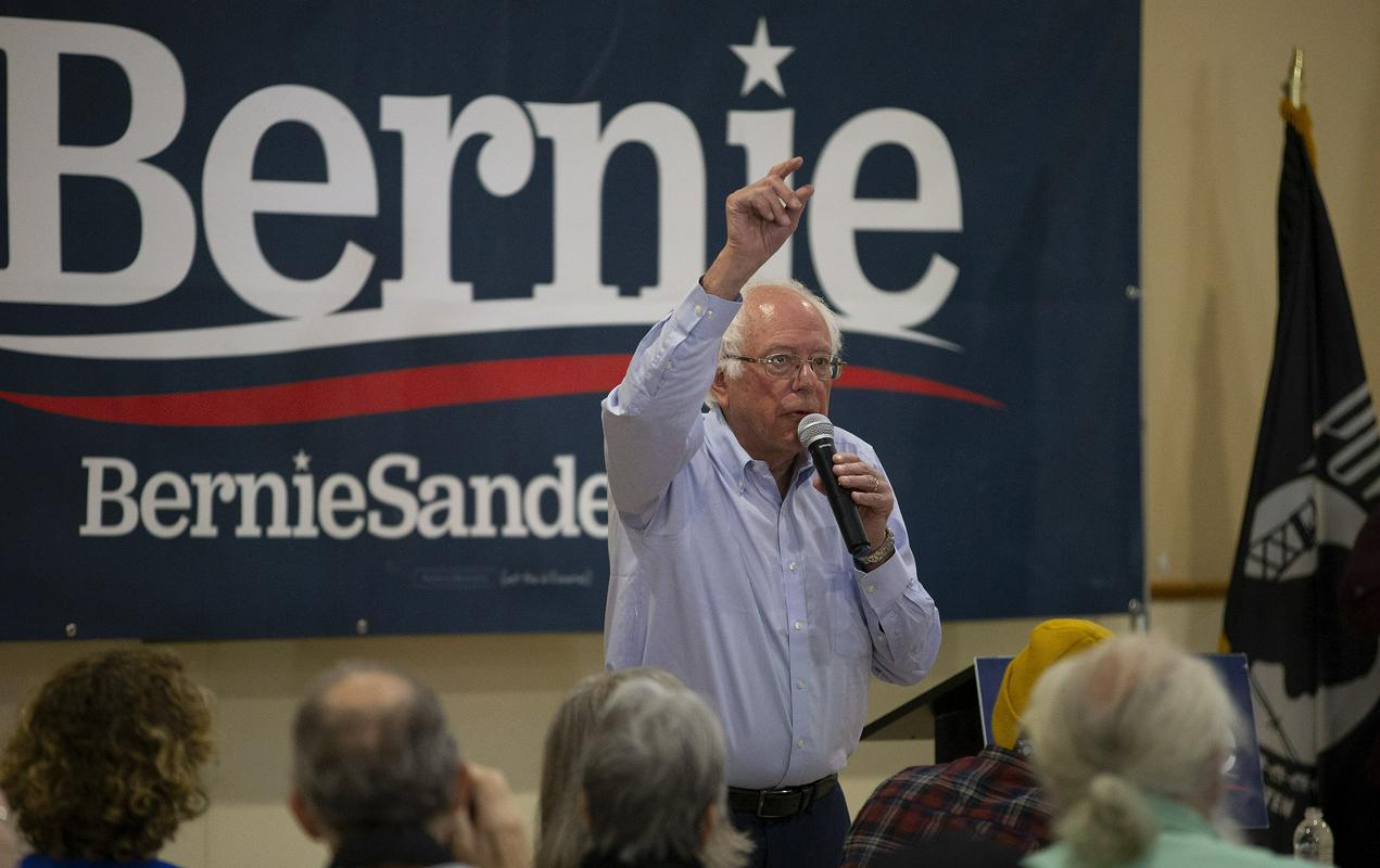 Bernie Senders nagovarja podpornike na septembrskem shodu v kraju Hooksett. Foto: EPA Bernie Senders nagovarja podpornike na septembrskem shodu v kraju Hooksett. Foto: EPA
