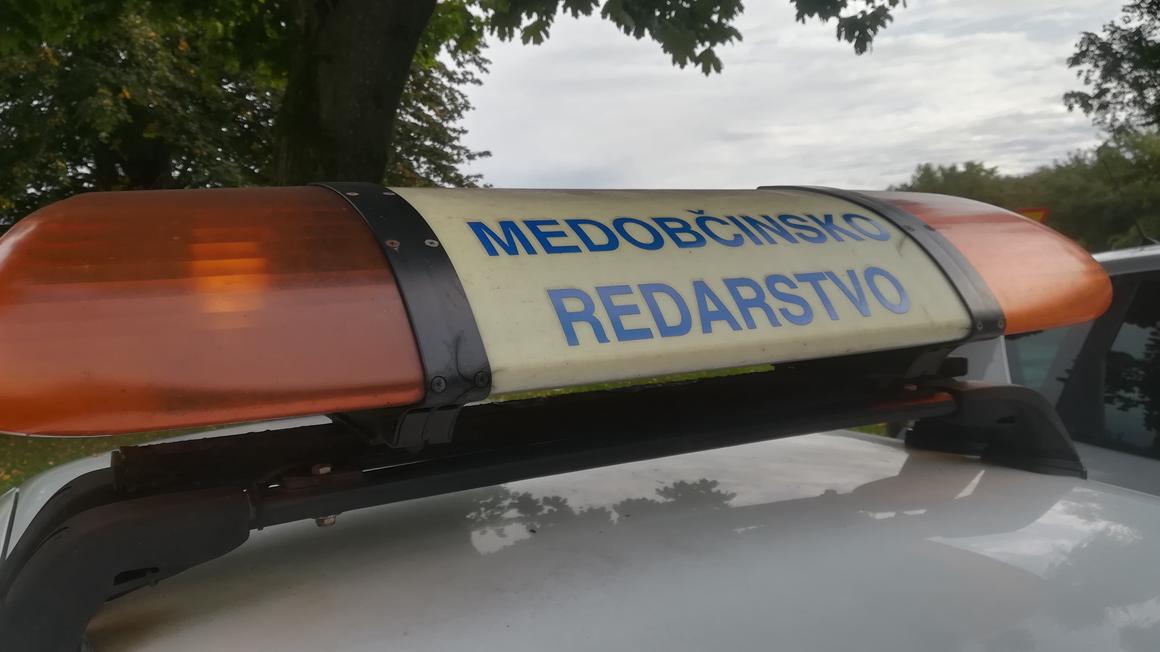Skupne redarske službe so samo eno izmed področij, kjer se lahko povezujejo delovanja različnih občinskih uprav. Foto: MMC RTV SLO