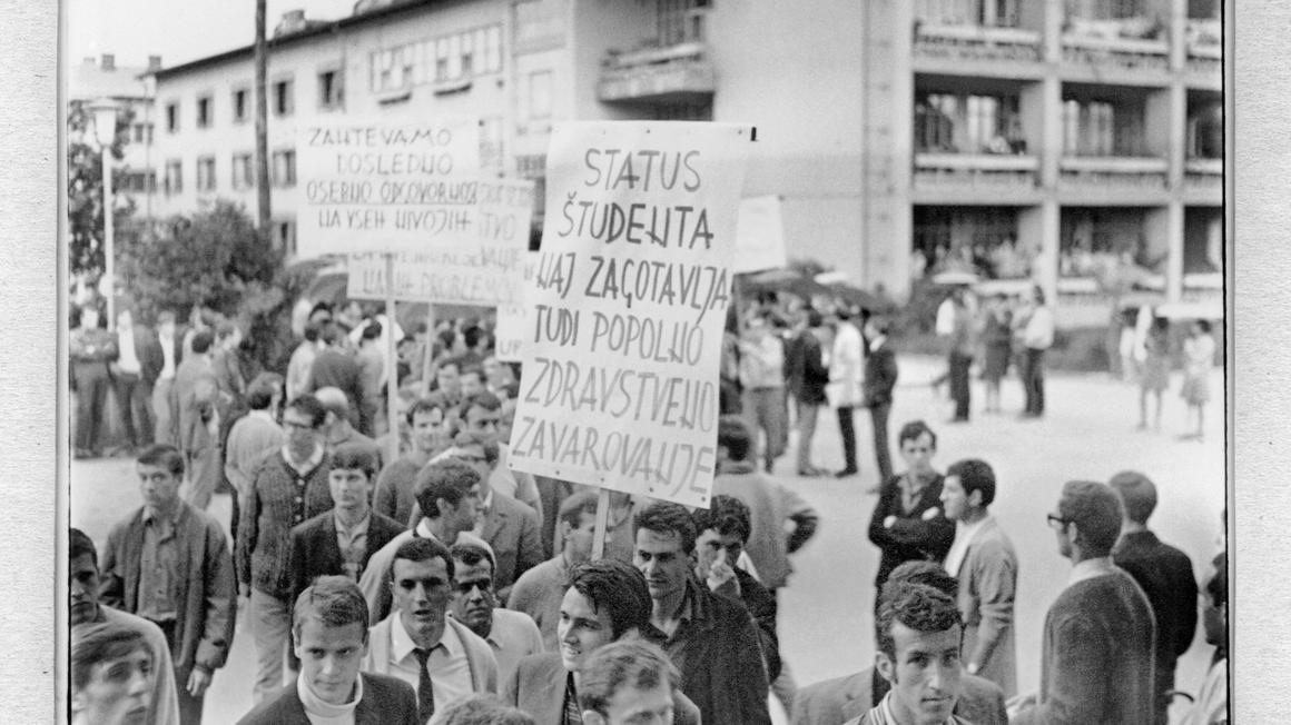 Študentske demonstracije v študentskem naselju Ljubljana, junij 1968. Foto: Tone Stojko, hrani: Muzej novejše zgodovine Slovenije