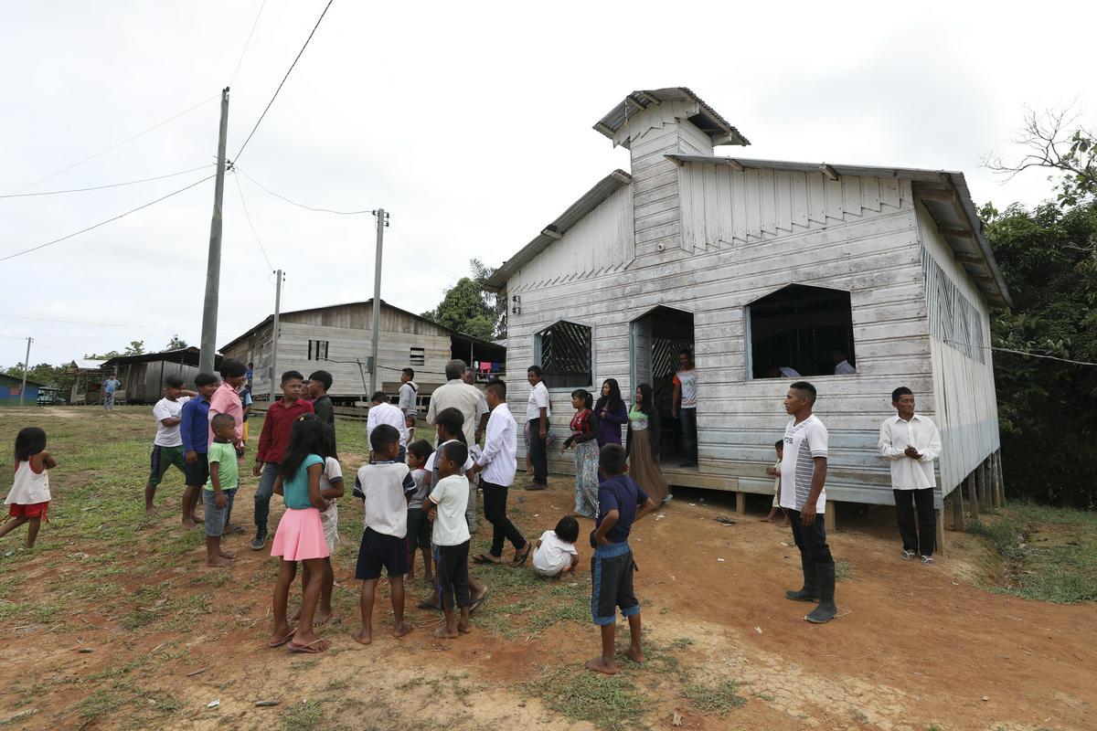 Ena izmed redkih cerkva v brazilskem amazonskem pragozdu, kjer domačini zaradi oddaljenosti tudi po več mesecev čakajo na opravljanje zakramentov, ki jih lahko izvede le duhovnik. Foto: AP Ena izmed redkih cerkva v brazilskem amazonskem pragozdu, kjer domačini zaradi oddaljenosti tudi po več mesecev čakajo na opravljanje zakramentov, ki jih lahko izvede le duhovnik. Foto: AP