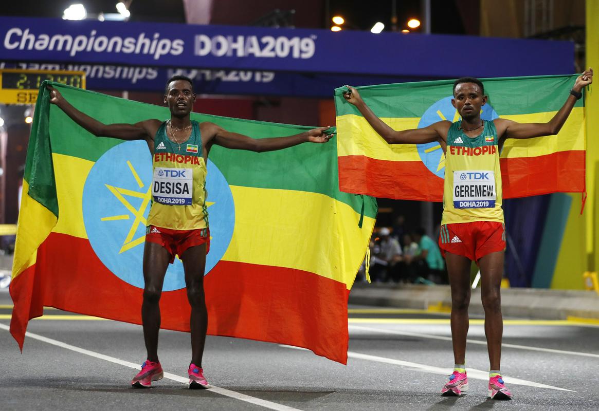 Lelisa Desisa in Mosinet Geremew sta taktično odtekla izjemen maraton. Velika vročina jima je šla na roko, saj sta tudi trenirala v podobnih razmerah. Foto: Reuters Lelisa Desisa in Mosinet Geremew sta taktično odtekla izjemen maraton. Velika vročina jima je šla na roko, saj sta tudi trenirala v podobnih razmerah. Foto: Reuters