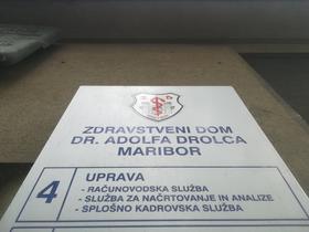 Nasprotniki cepljenja žaljivi do osebja in čakajočih na cepljenje