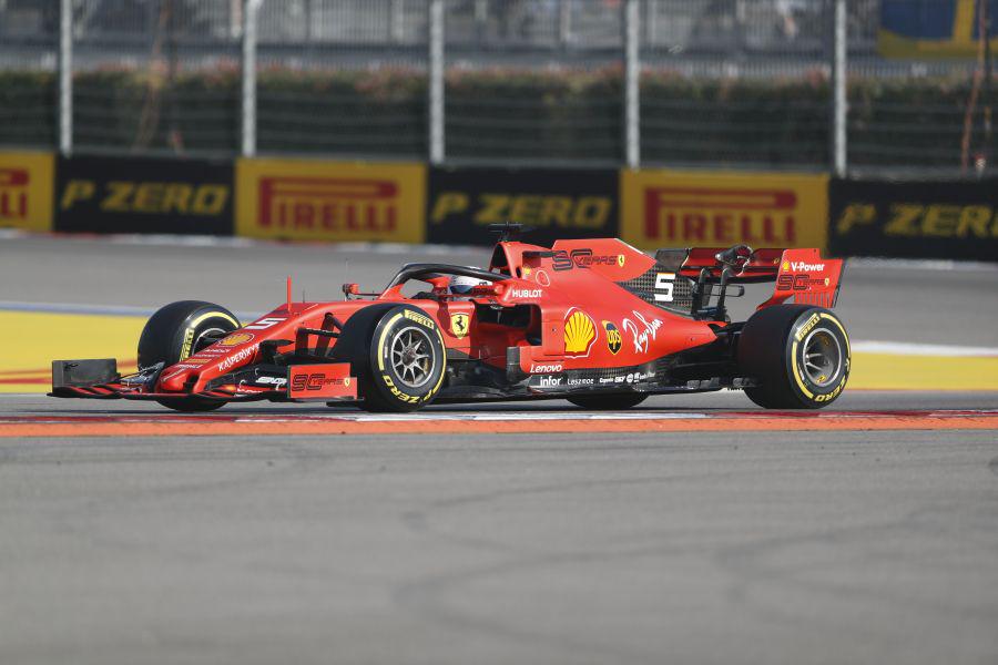 Sebastian Vettel (na fotografiji) in Charles Leclerc lahko v nedeljo poskrbita za prvo Ferrarijevo zmago na Japonskem po letu 2004, ko je na najvišjo stopničko v Suzuki stopil legendarni Michael Schumacher. Foto: EPA Sebastian Vettel (na fotografiji) in Charles Leclerc lahko v nedeljo poskrbita za prvo Ferrarijevo zmago na Japonskem po letu 2004, ko je na najvišjo stopničko v Suzuki stopil legendarni Michael Schumacher. Foto: EPA